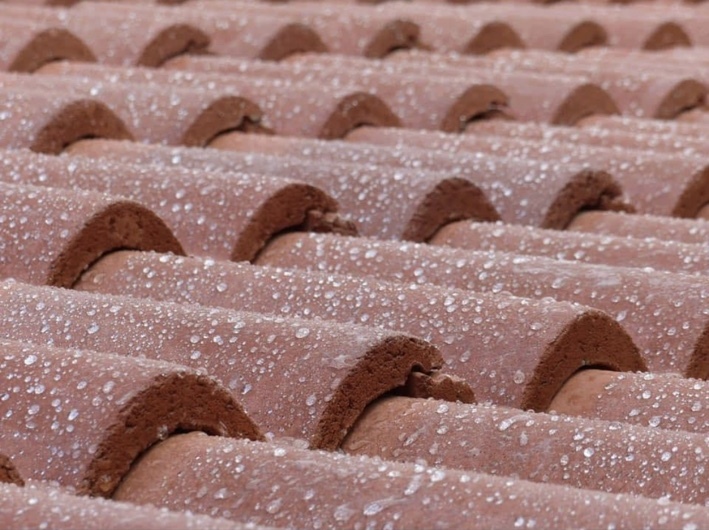 Gouttes d’eau sur des tuiles