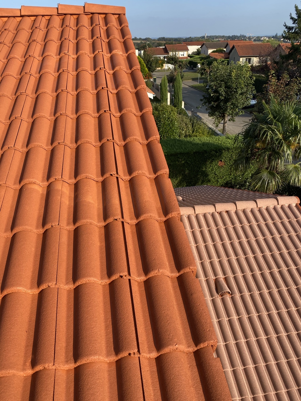 Finition de teinte terre cuite sur une toiture