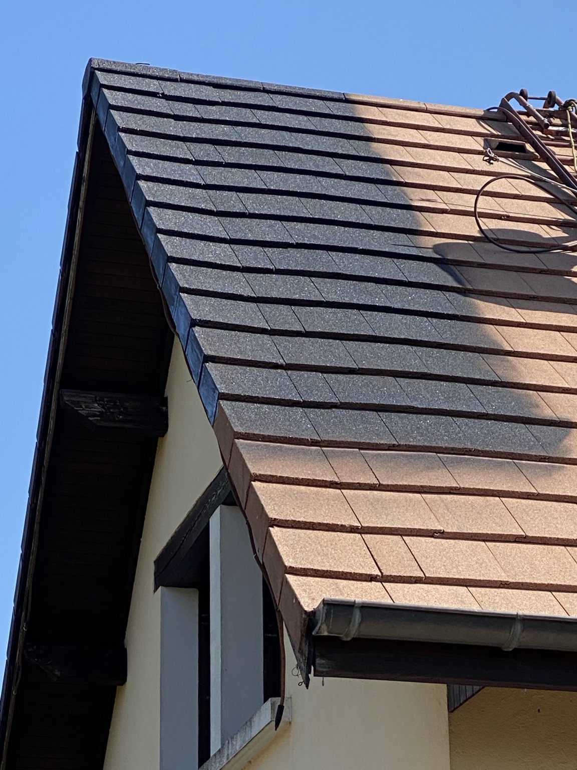 Application d’un revêtement anthracite sur des tuiles